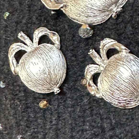 Sarah Coventry Silver Adam’s Delight 1961 Apple Vintage Brooch & Clip Earrings - Picture 3 of 9